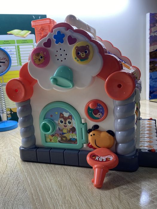 Развивающая игрушка для малышей "Чудо-дом" со светом и звуком Hola