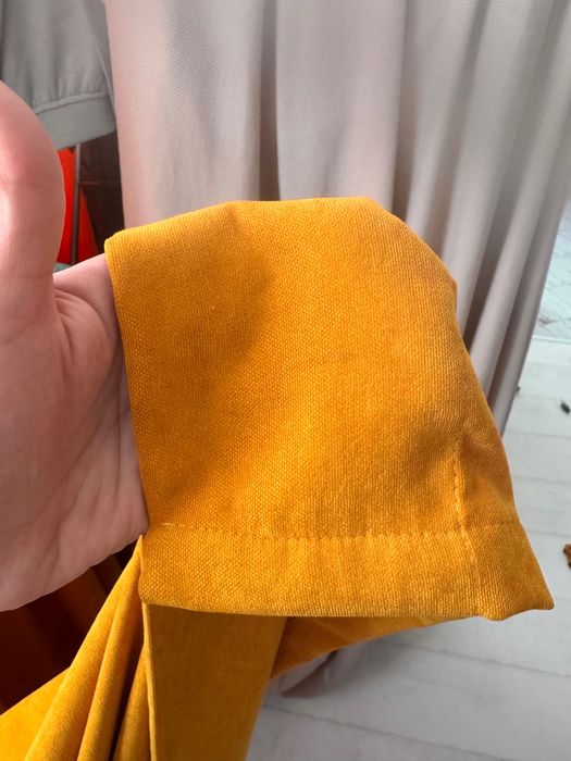 Плътни завеси цвят горчица