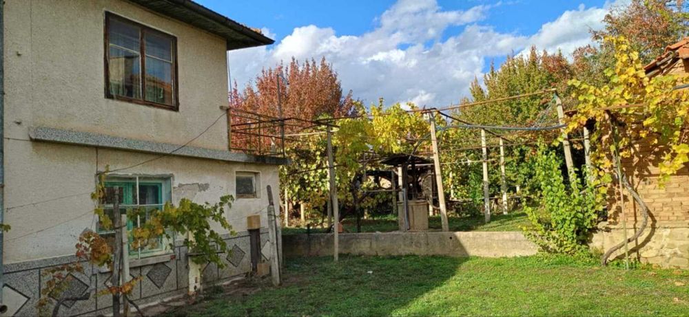 Продавам къща село Дъбене