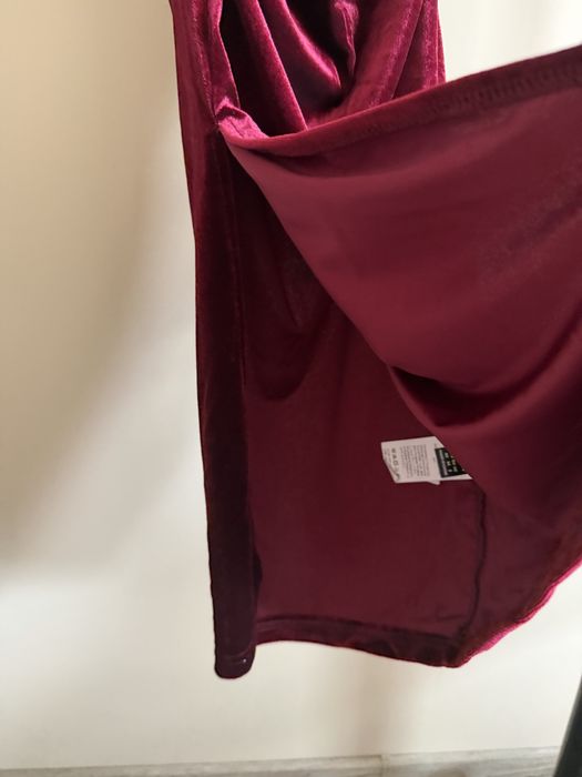 Винено червена рокля