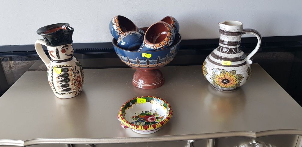 Căni, carafe, boluri vechi din ceramică italiană