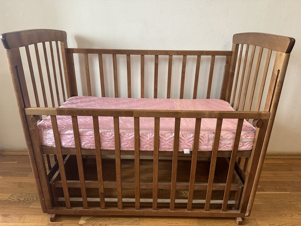 Продам детскую кровать из дерева Можга и мобиль Tiny Love