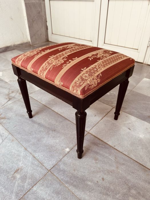 Класическа винтидж табуретка / пуф