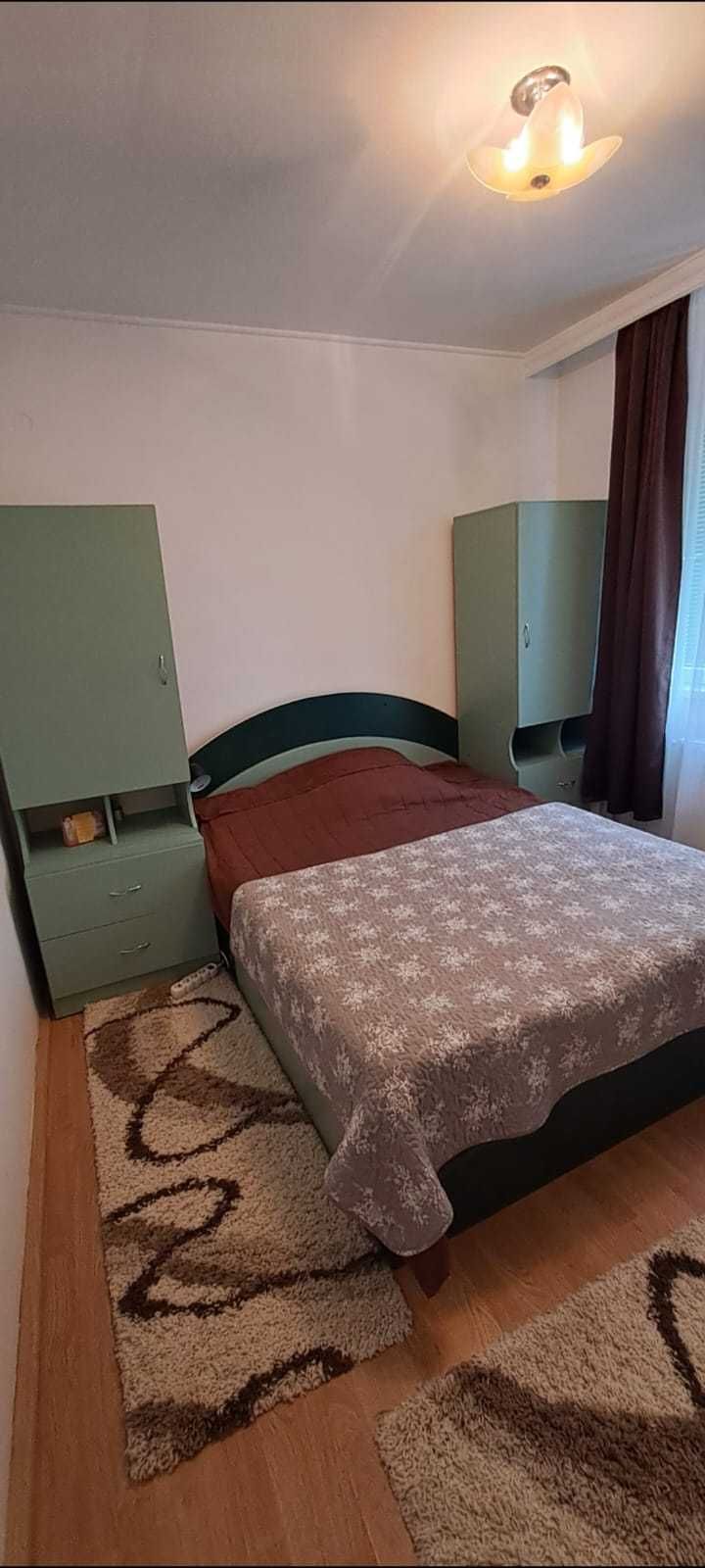 Vand apartament cu doua camere , zona linistita cu loc de parcare .