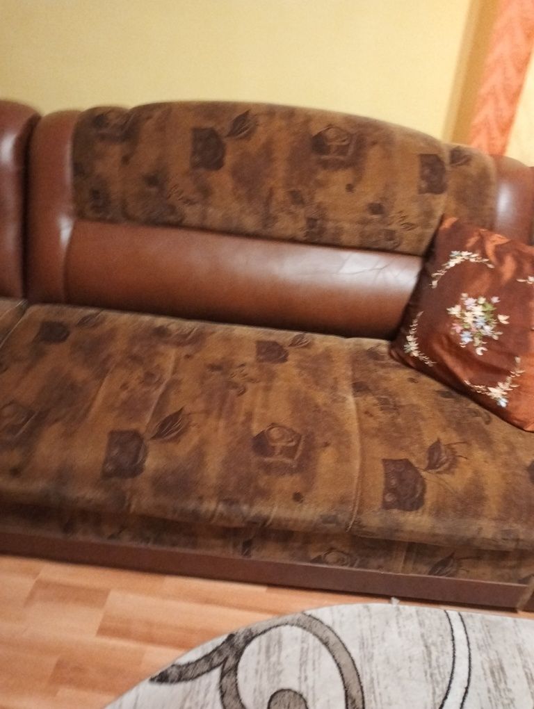 Colțar de sufragerie cu perne și  cu lada pentru depozitare