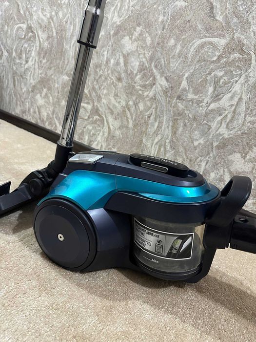 Пылесос Поларис в отличном состоянии на пульте управления