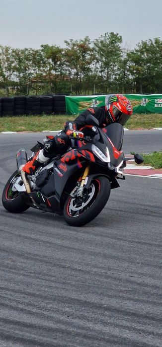Aprilia rsv4 1100 factory/brembo/ohlins/akrapovic