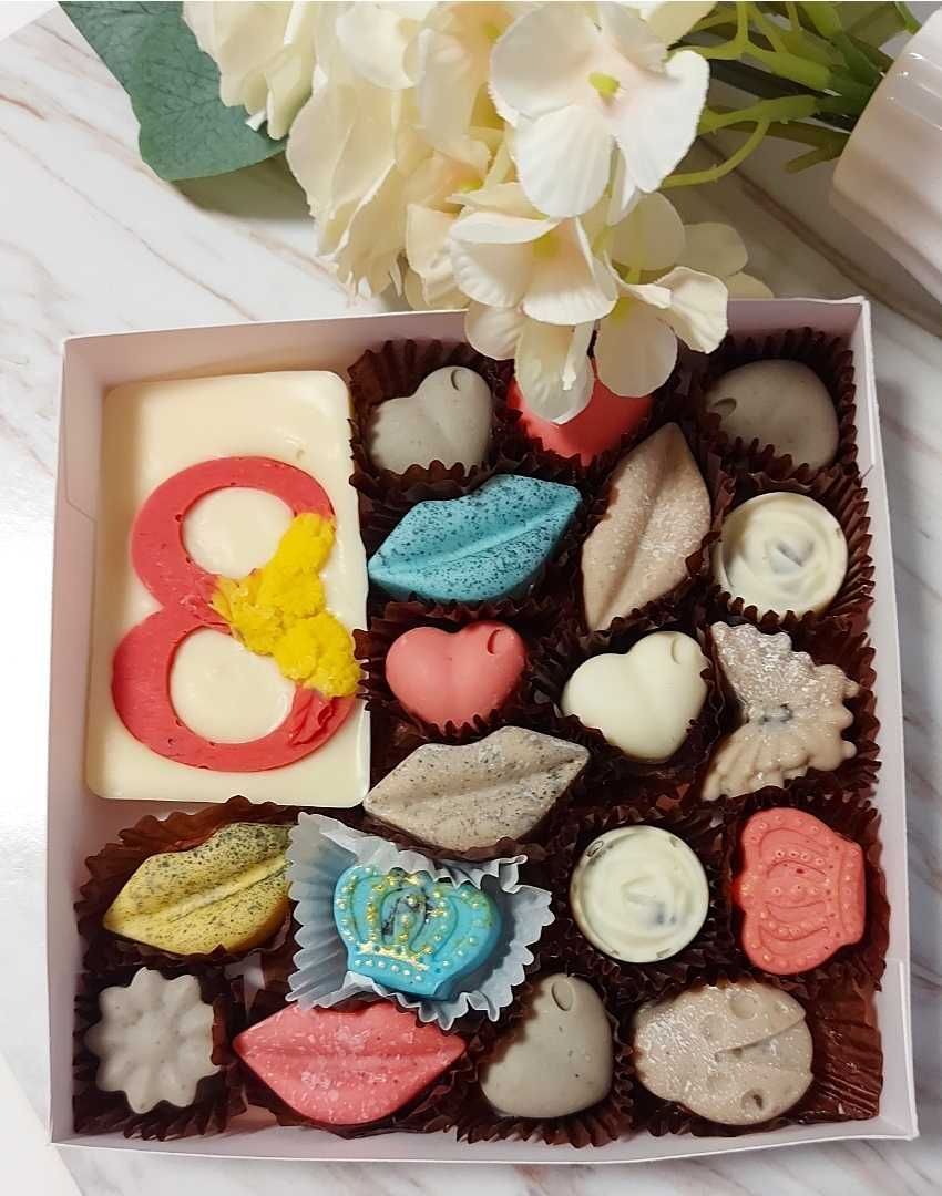 8 март Белгийски шоколад и декорирани бисквити