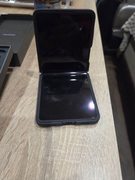 Самсунг Z Flip 7 .Нов