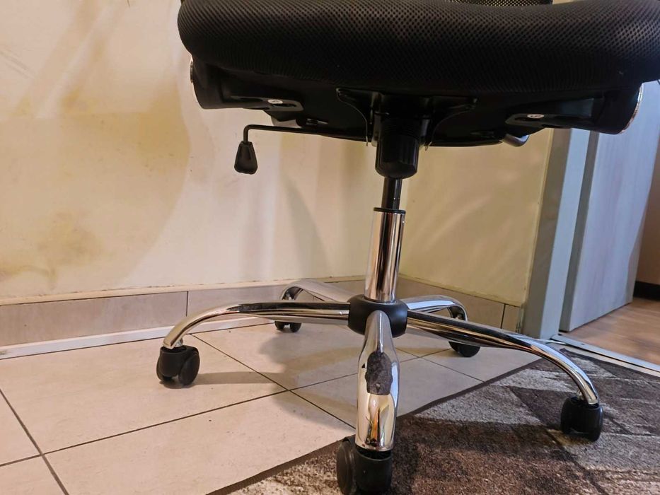 Продавам офис стол