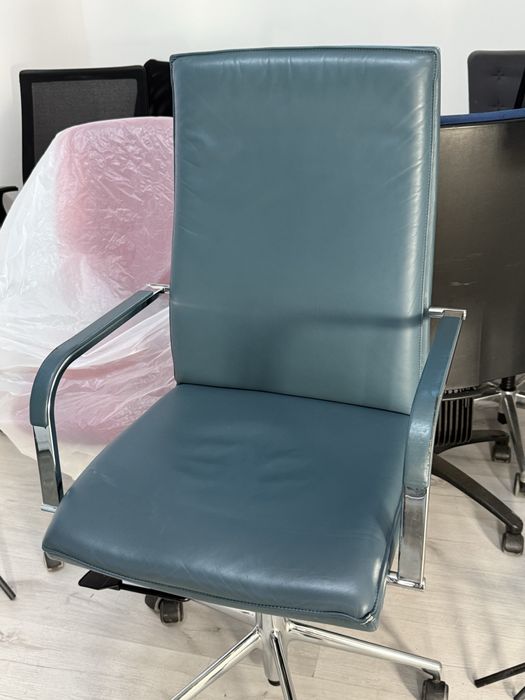 Директорски офис стол от естествена кожа сив, хромирана стомана