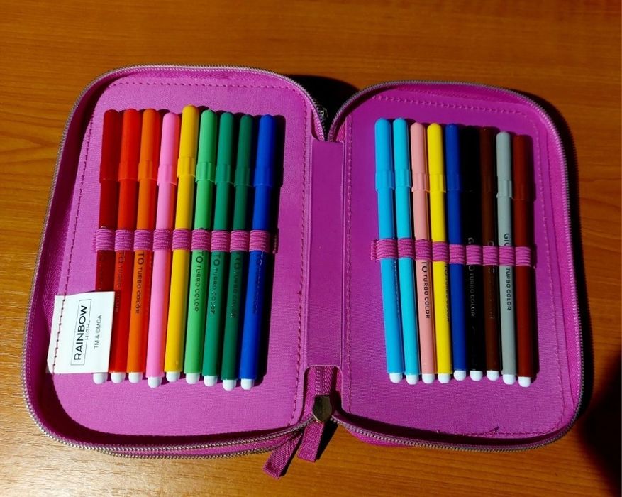 Cărți disponibil penar Rainbow High