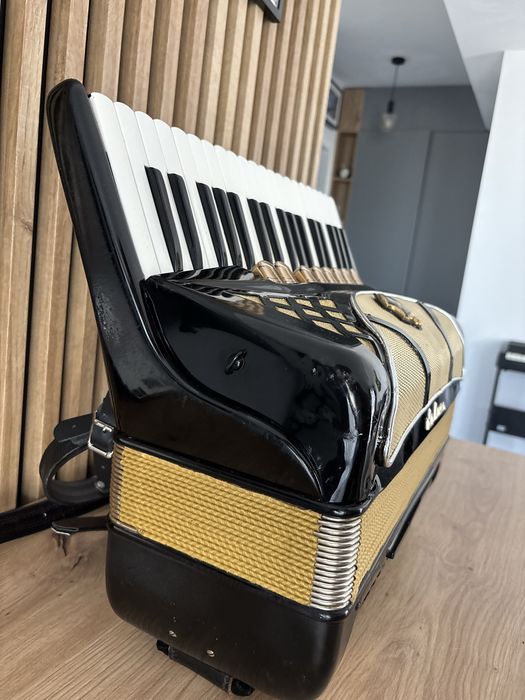 Acordeon Hohner Lucia 4p cu 96 de basi