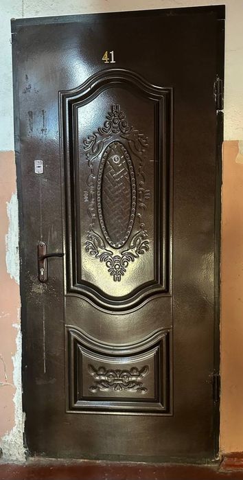 Продаётся дверь б/у железная