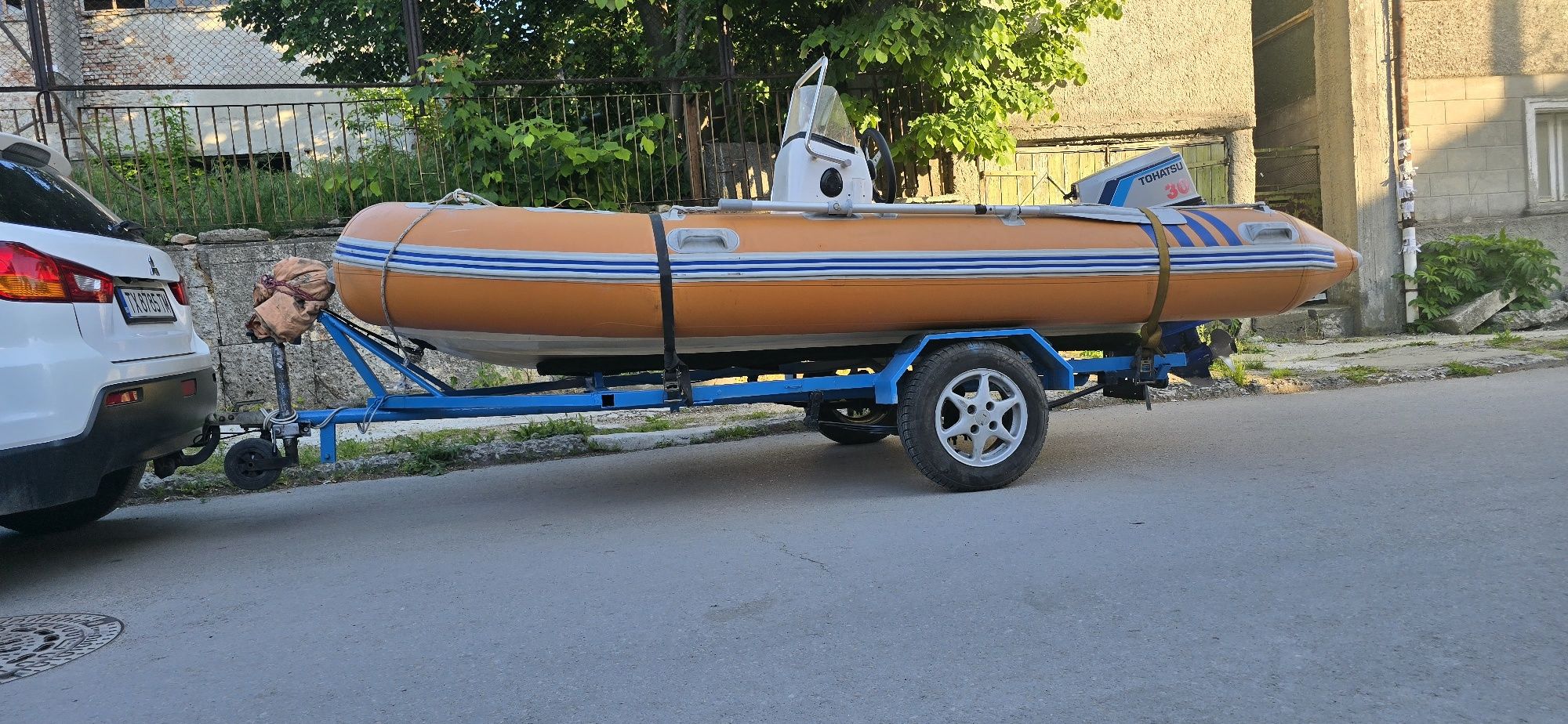 Лодка риб с мотор и колесар