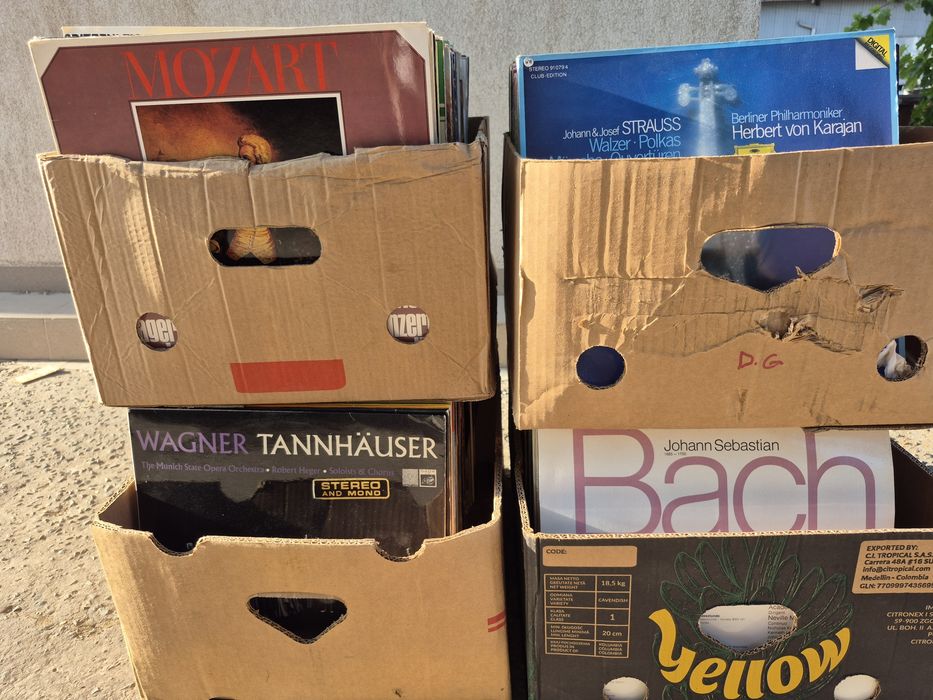 Vând colecție de 200 de discuri vinil cu muzică clasică mixtă.