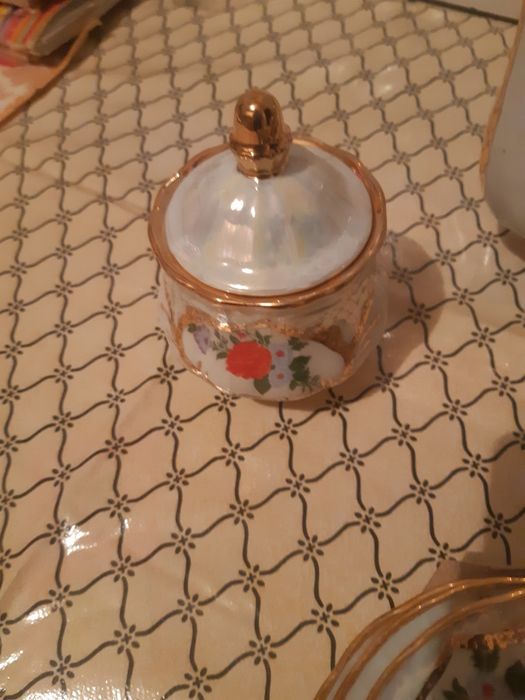 Чайный  сервис.  На 6 персон.  В хорошем состоянии.