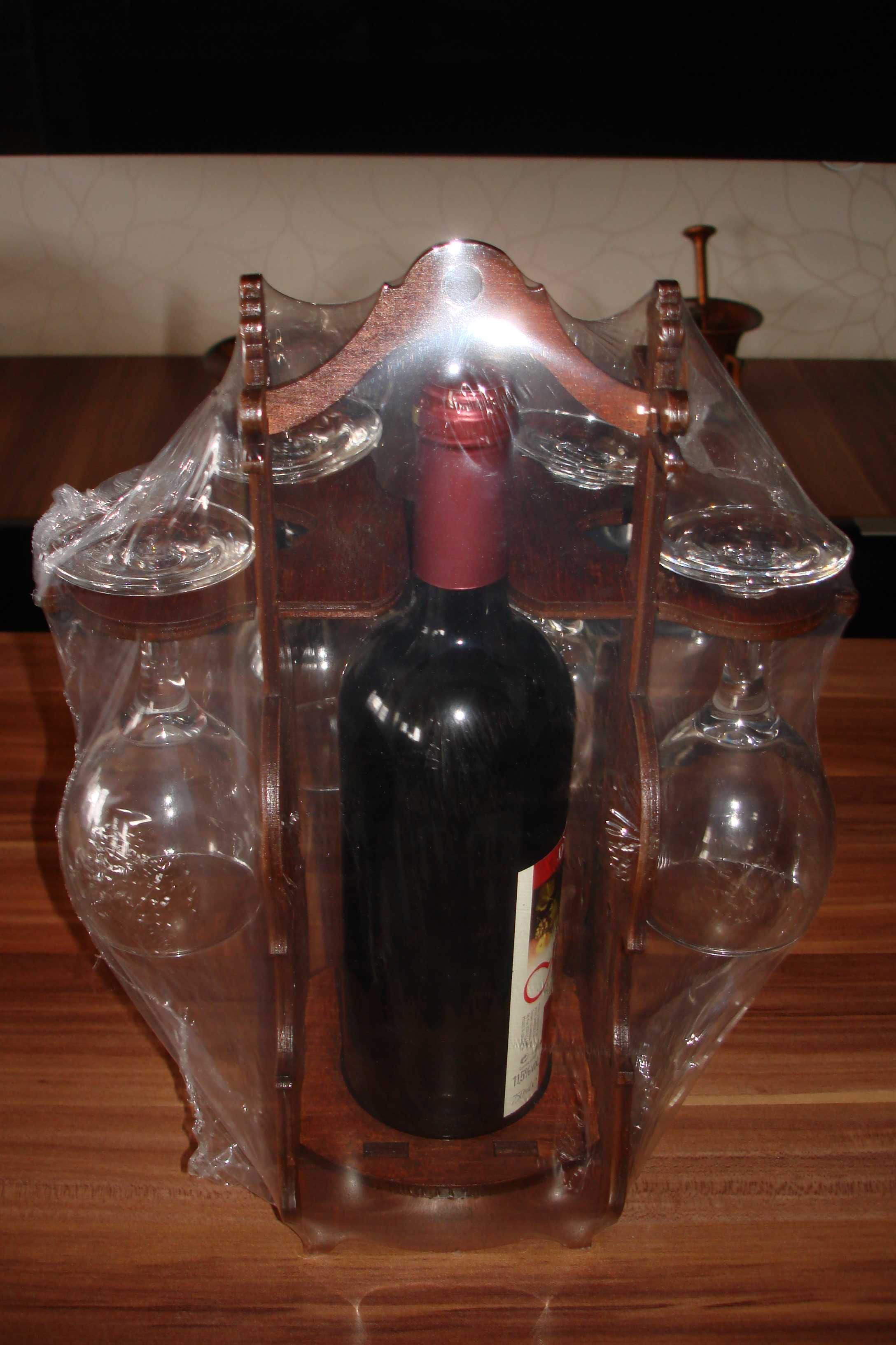 Suport vioara cu patru pahare si sticla vin
