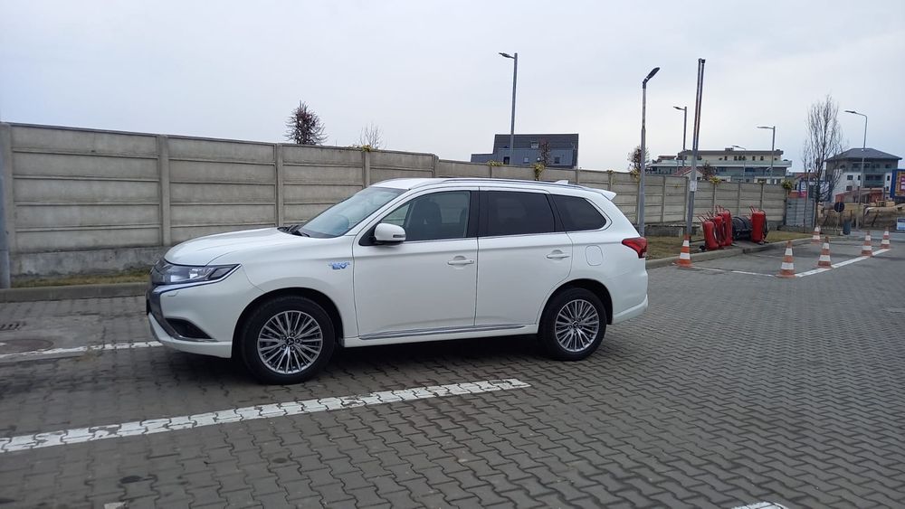 Oferta luna noiembrie -Mitsubishi outlander plug in hibrid- în garan