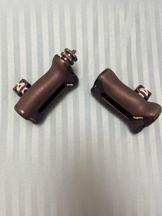 Vând 2×SmallRig Mâner lateral cu montură universală!