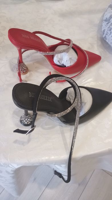 Туфли красные и черный