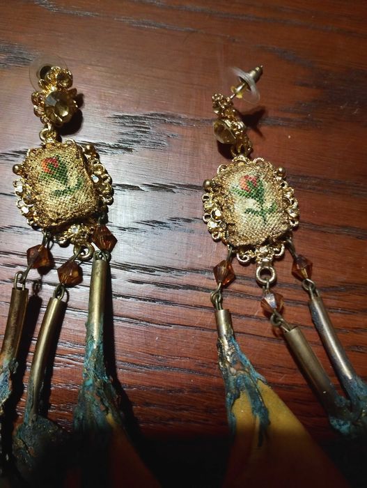 Обеци цвете с ръчно ушит гоблен