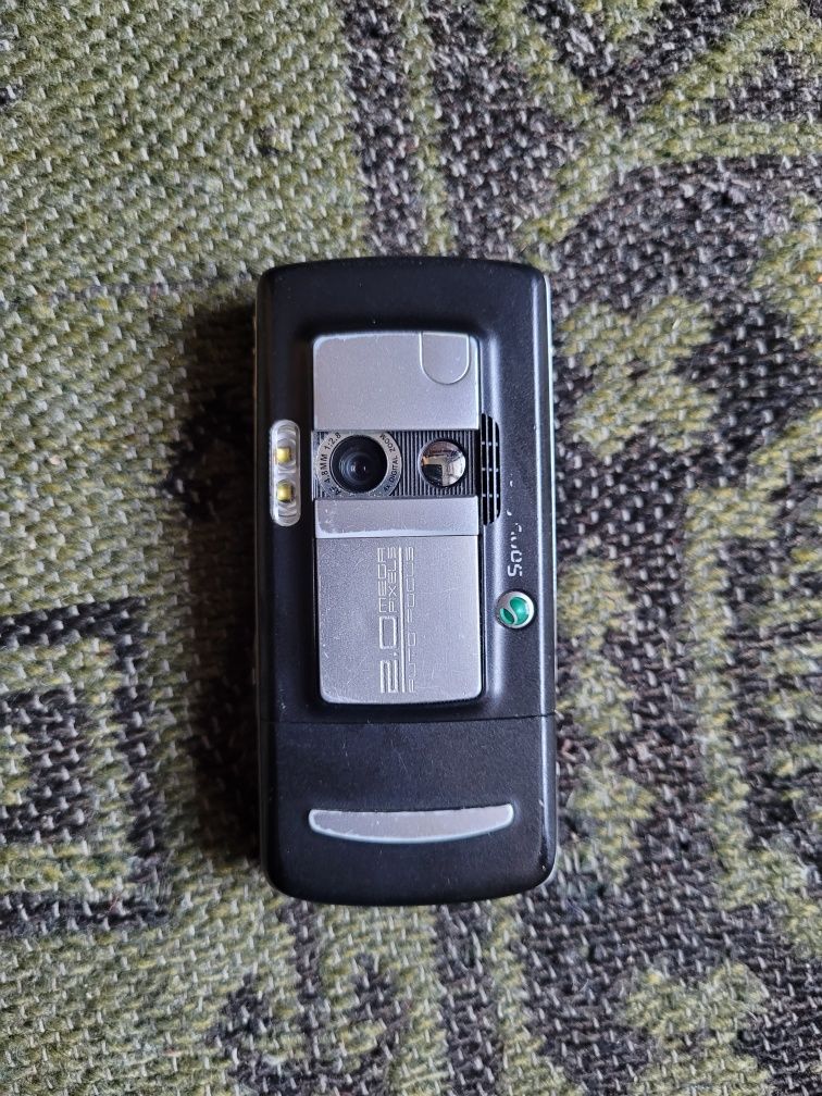 Sony Ericsson 750i; работещ; със зарядно