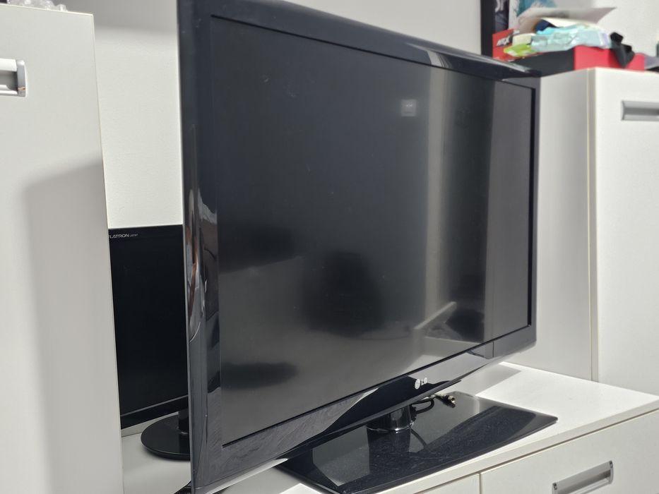 LG 42le4500 44 inch.