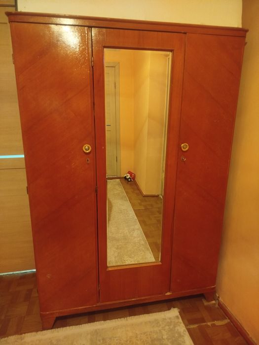 Продам антикварный шифоньер