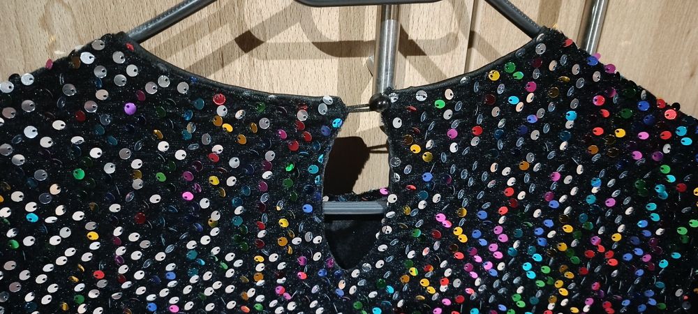 Страхотна блестяща рокля с цветни пайети