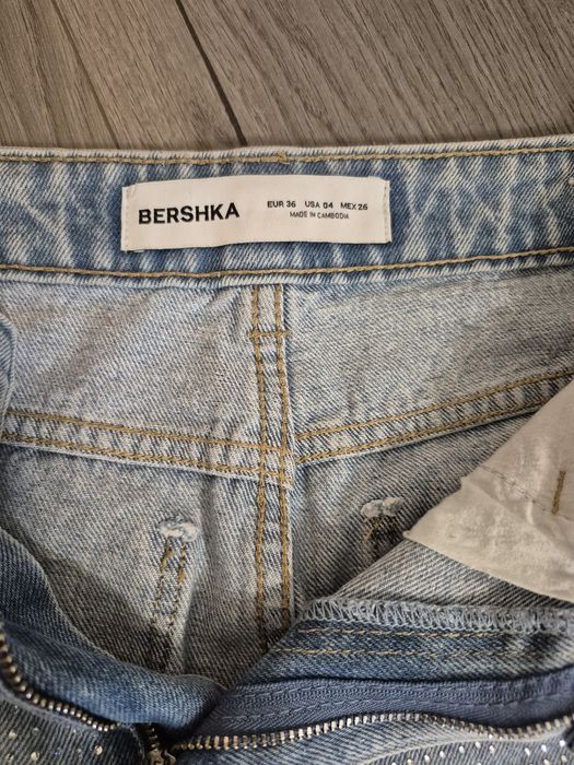 Blugi cu ștrasuri marimea 36 BERSHKA