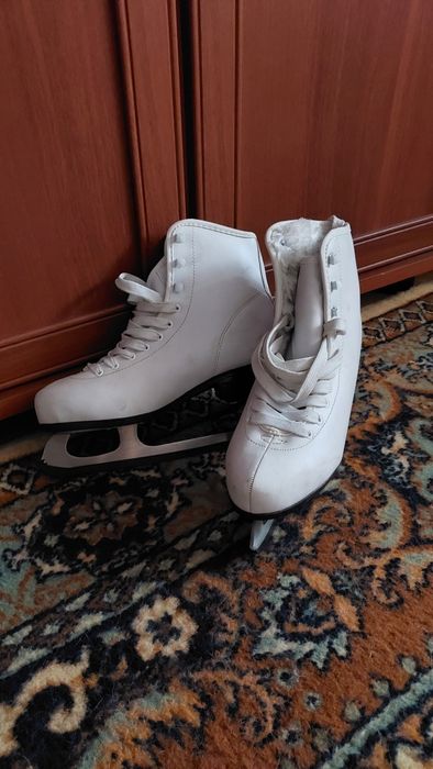 Продам  коньки  женские.