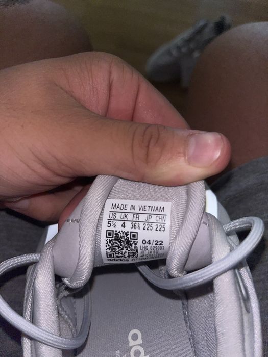 Vand adidasi adidas ozelia!