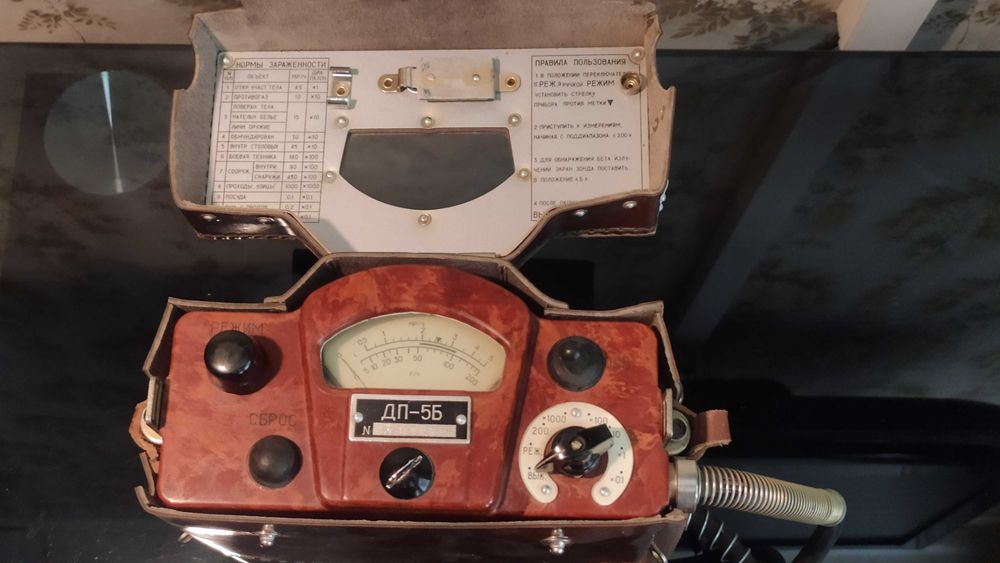 Дозиметр ДП-5Б - советского производства.