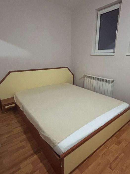 Легло с подматрачна рамка и повдигащ механизъм