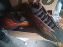 Yezzy  700  v  3