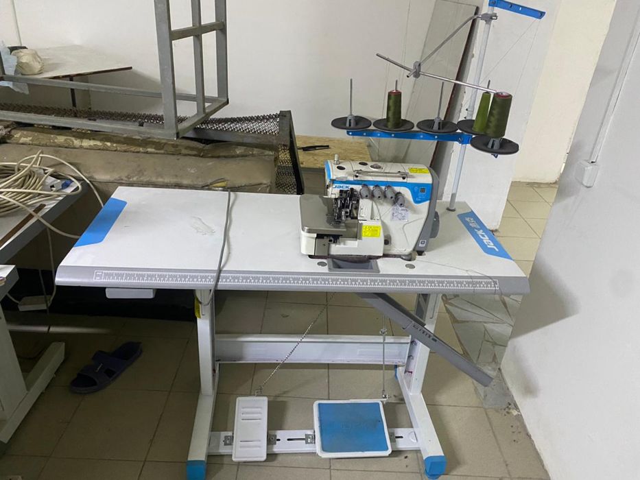 •	Оверлок Jack 4-х ниточный, рабочее состояние