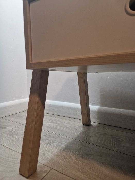 2 noptiere culoare alb si lemn deschis