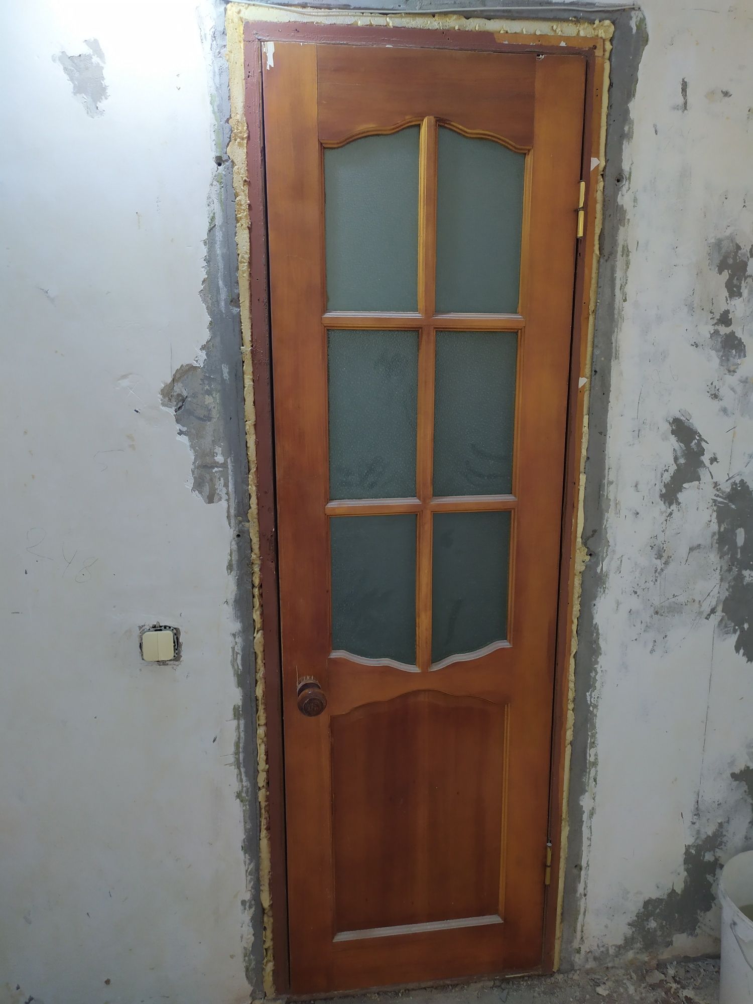 Продам межкомнатную деревянную дверь
