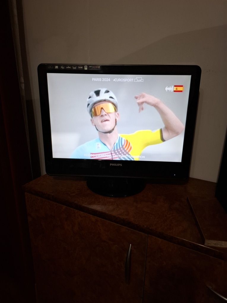 PHILIPS 220TW9FB монитор с тунер Digital HDTV monitor