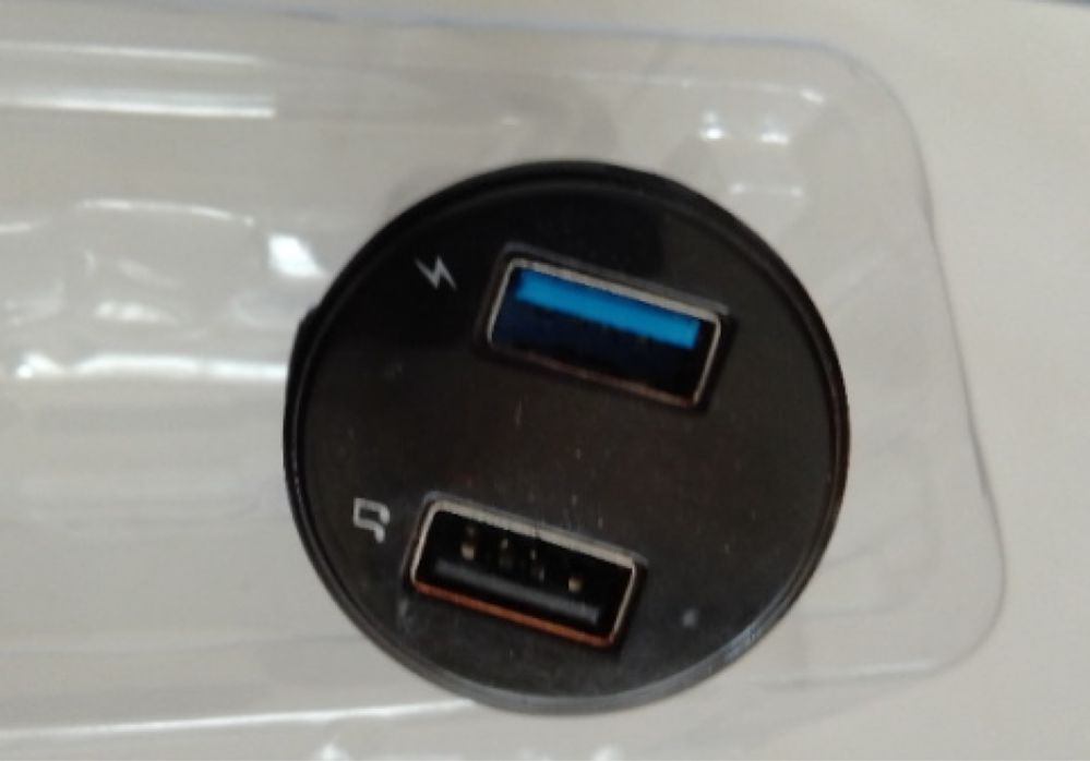 Компактен Bluetooth трансмитер за автомобил с 2 USB порта