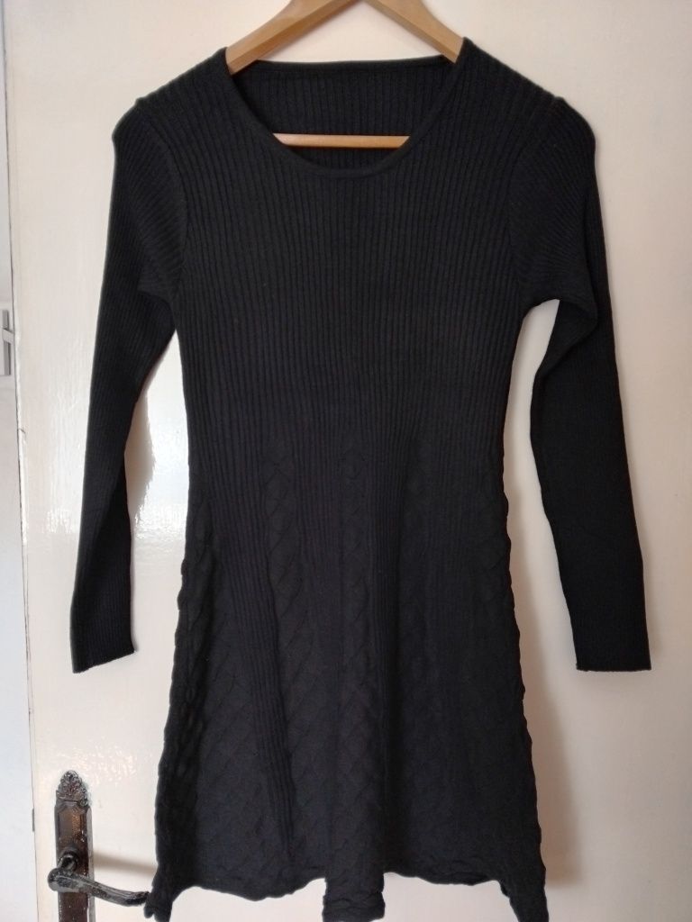 Rochie neagra pentru primăvară
