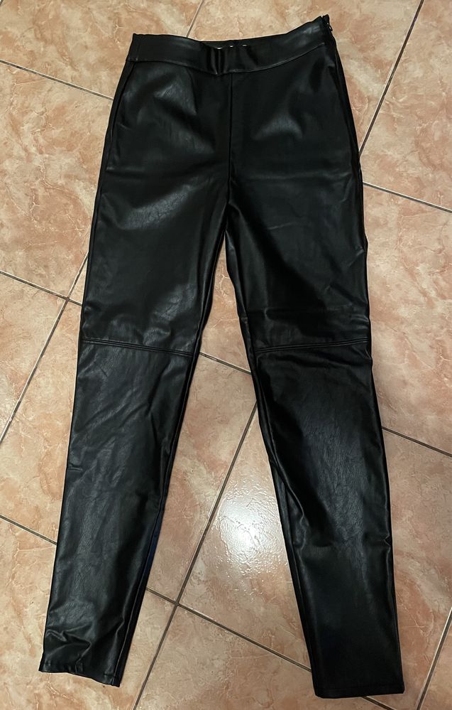 Pantaloni Stradivarius din imitatie de piele