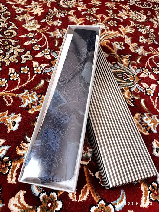 Galstuk yangi upakovkada