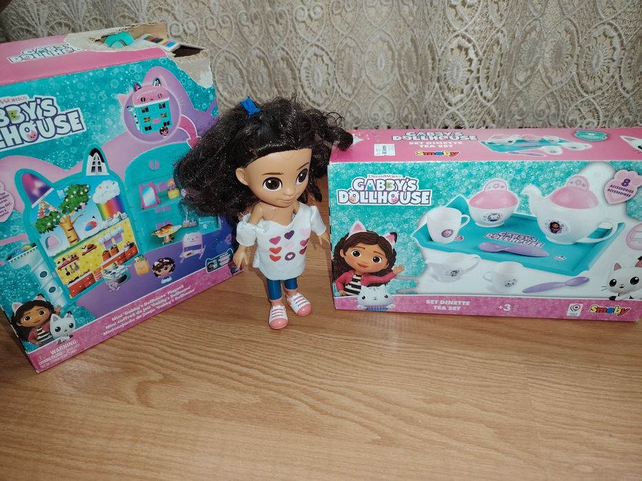 Căsuța Gaby's  120 lei și set de cești 70 lei