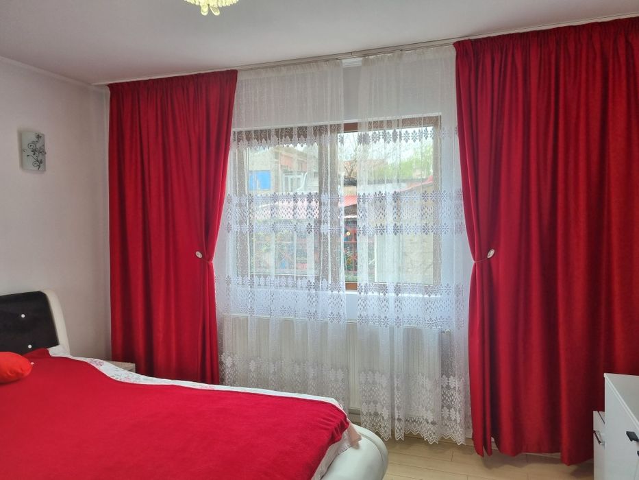 Draperii rosii noi