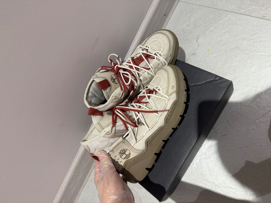 Продам осенние ботинки  для мальчика Timberland