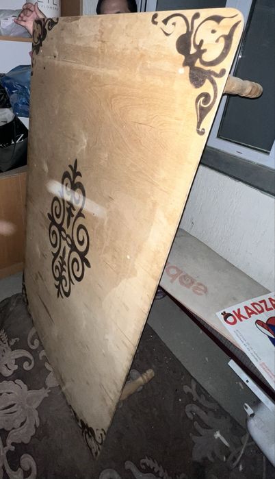 ағаштан жасалған стол және шкаф