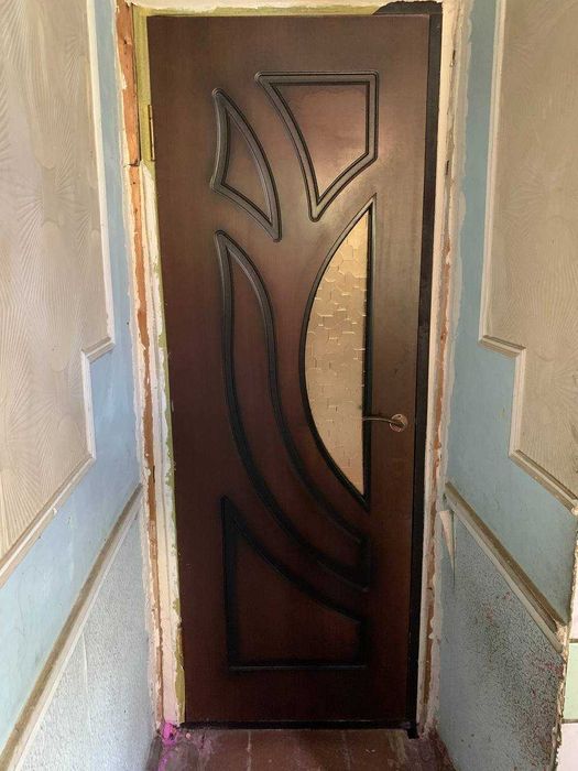 MDF eshiklar va yog'och rom sotiladi