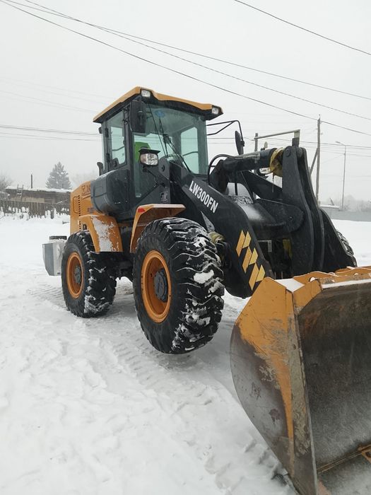 Услуги фронтального погрузчика 2 кубовый, для очистки снега